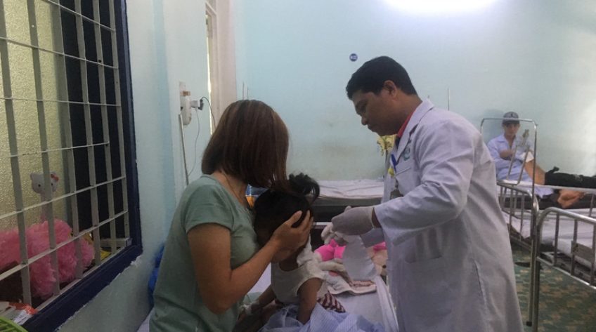 Bé gái 5 tuổi bị chó cắn đa vết thương quanh cổ