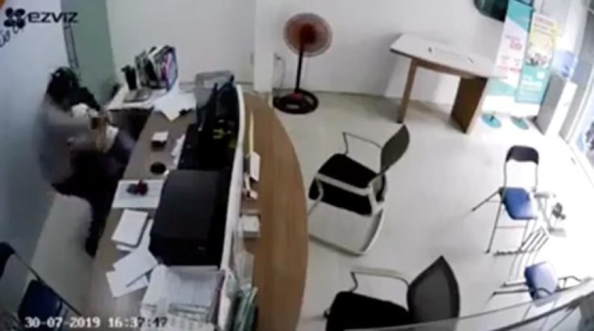 Đã bắt được tên cướp kề dao vào cổ nhân viên cửa hàng Viettel tại TPHCM