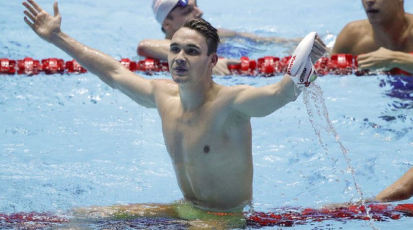 Kình ngư tuổi teen phá vỡ kỷ lục tồn tại 10 năm của Michael Phelps