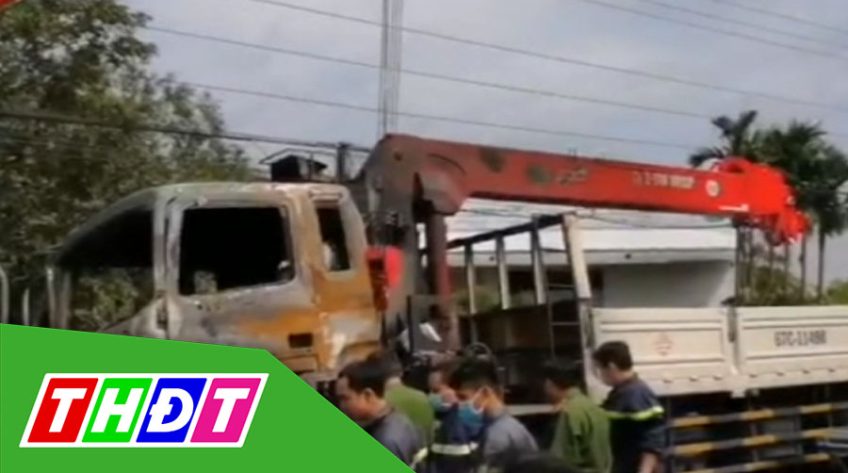 Người lái xe máy tử vong dưới gầm xe tải bốc cháy