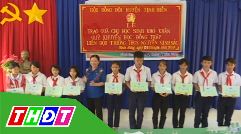 Trao 40 suất học bổng cho học sinh nghèo vùng biên