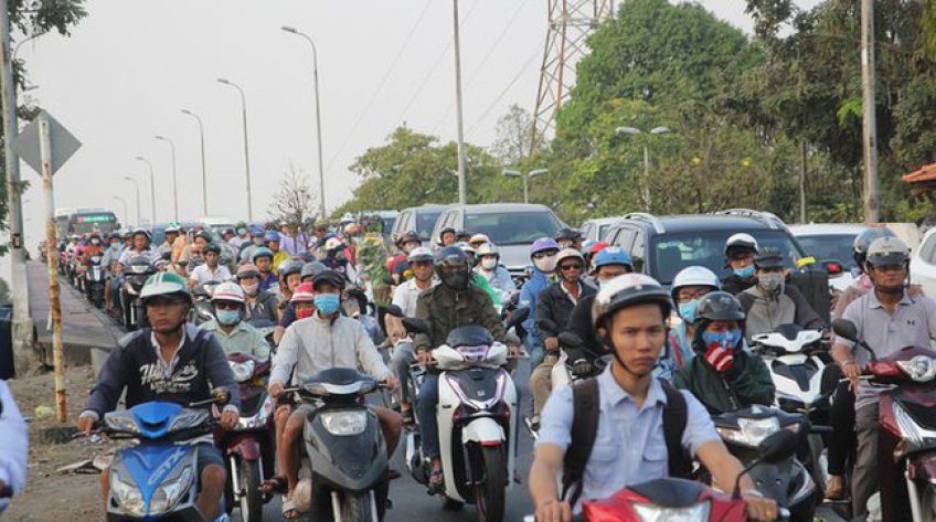 Giao thông ùn tắc cục bộ tại cửa ngõ các thành phố lớn