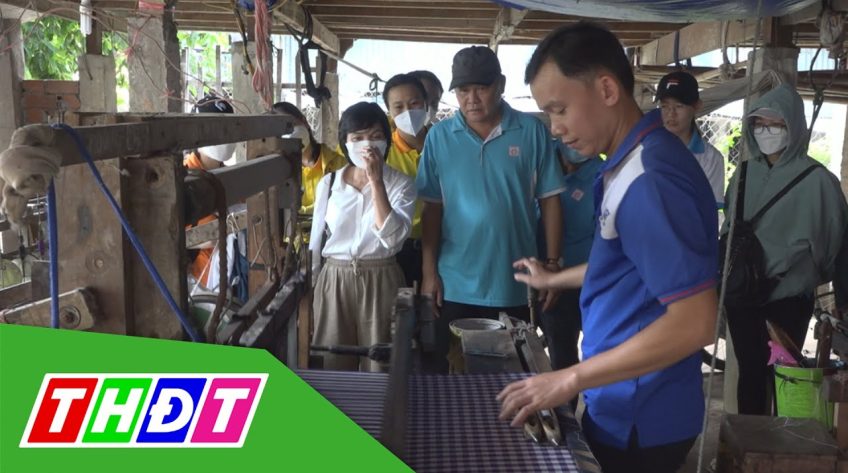 Làng nghề dệt choàng Long Khánh (Hồng Ngự) đón khách tham quan