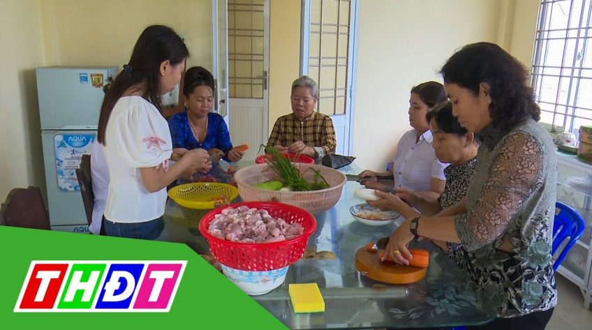 Phụ nữ nấu ăn tiếp sức cho lực lượng làm Căn cước công dân tại huyện Tân Hồng, Đồng Tháp