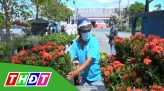 Người bán vé số đợi tiêm vắc xin ngừa Covid-19