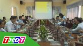 Du khách thích thú chụp ảnh với khinh khí cầu ở Làng hoa Sa Đéc
