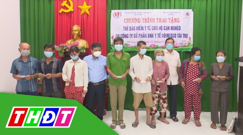 Trao thẻ BHYT cho hộ cận nghèo ở TP. Cao Lãnh