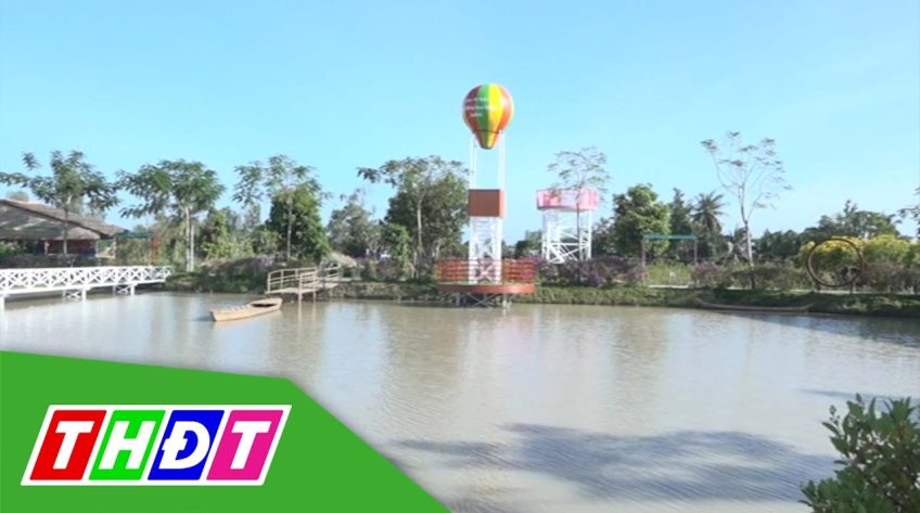 Du khách thích thú chụp ảnh với khinh khí cầu ở Làng hoa Sa Đéc