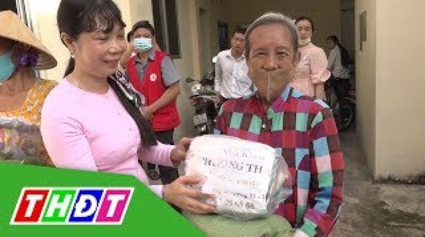Trao quà cho người nghèo, người già neo đơn