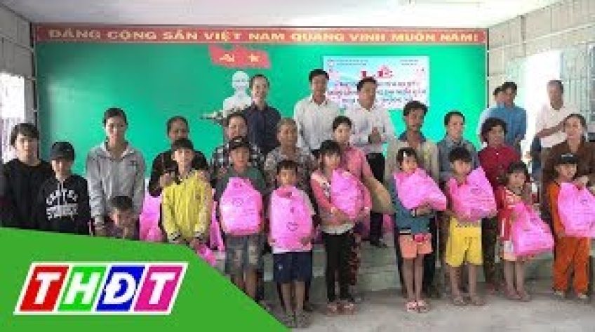 Đồng Tháp: Trao tặng quà Tết cho học sinh, hộ nghèo