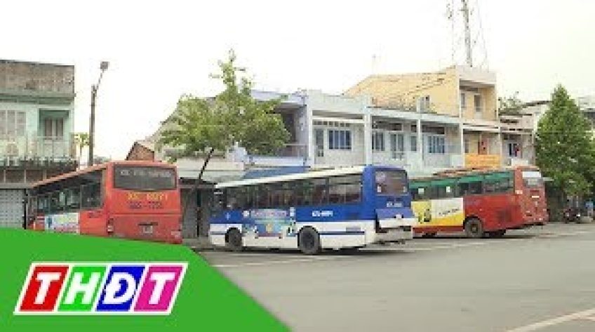 Xe buýt gặp khó với Cầu Vàm Cống