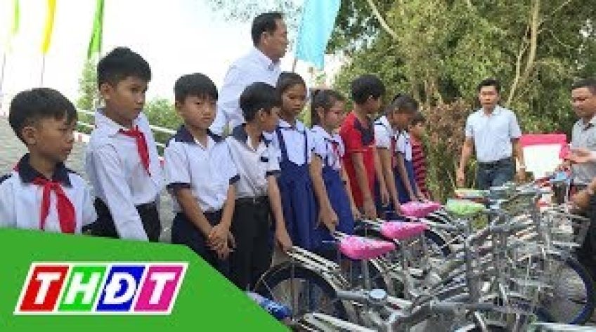 Khánh thành cầu và trao xe đạp cho học sinh nghèo