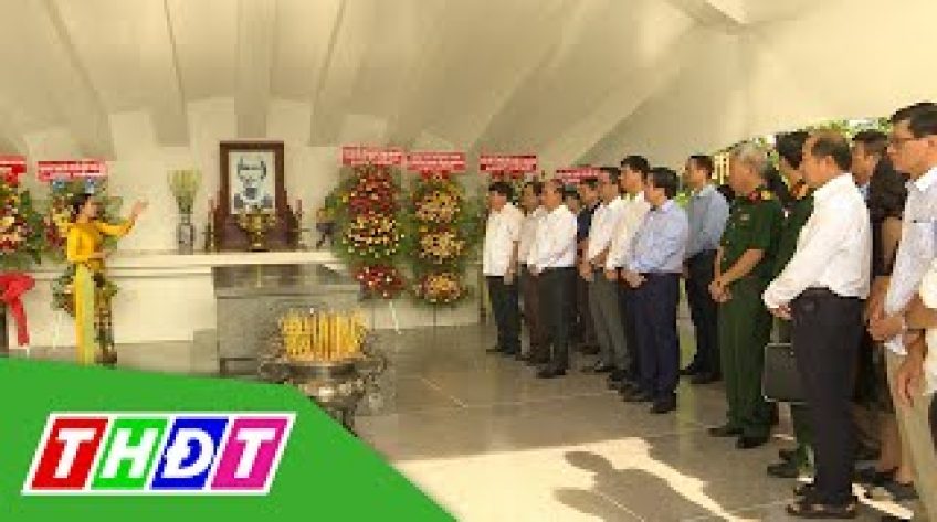 Các nhà báo dự LHPT dâng hương tại mộ cụ Phó Bảng Nguyễn Sinh Sắc