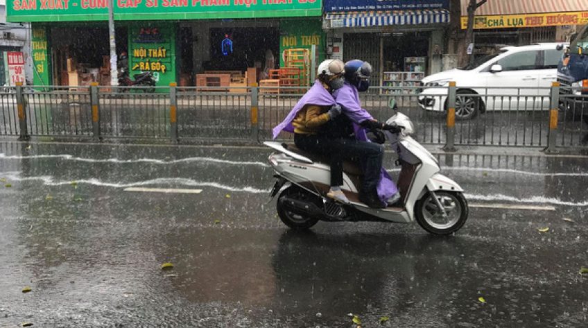 Tuần này mưa dông nhưng Nam Bộ vẫn nóng, TP.HCM 36-37 độ C