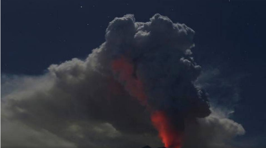 Núi lửa Agung trên đảo Bali, Indonesia thức giấc