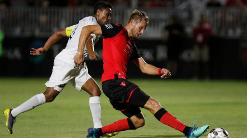 Trận đấu ở Mỹ buộc phải kết thúc sớm vì CĐV… ném bia xuống sân