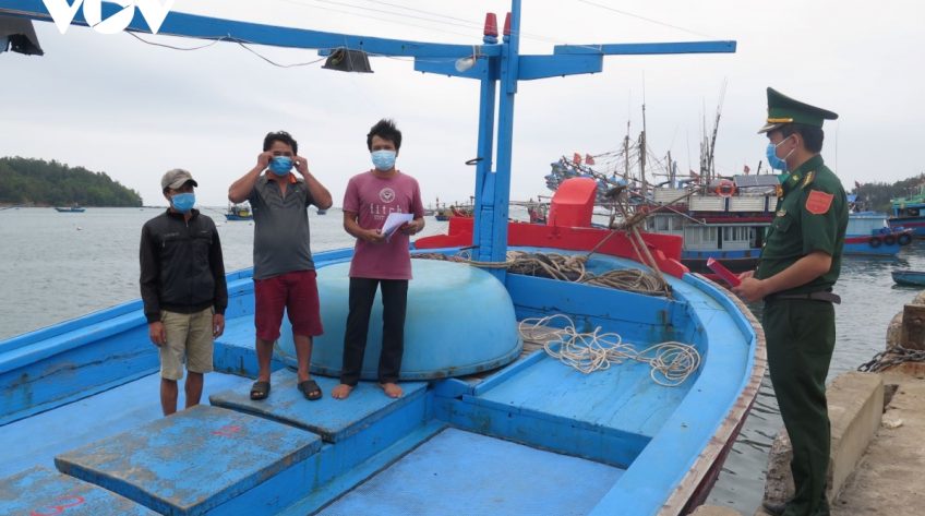 Khen thưởng đột xuất ngư dân cứu 4 người nước ngoài