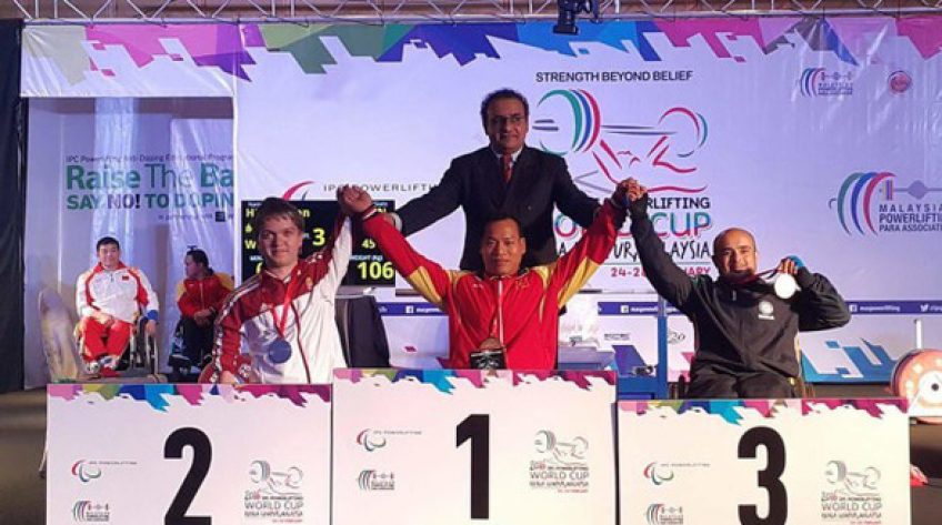 Lực sĩ Lê Văn Công đấu giá HCV World Cup giúp nữ sinh chữa bệnh ung thư