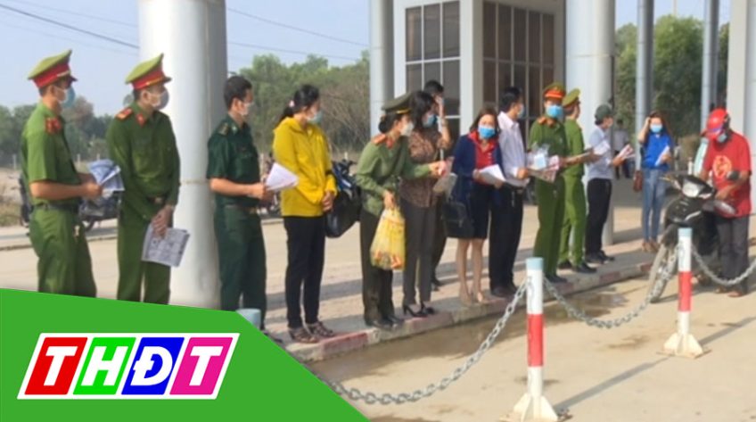 Cấp phát khẩu trang và xà bông diệt khuẩn phòng chống Covid-19