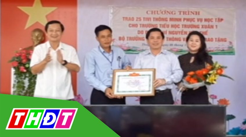 Bộ trưởng Bộ GTVT tặng 25 tivi cho trường học ở Đồng Tháp
