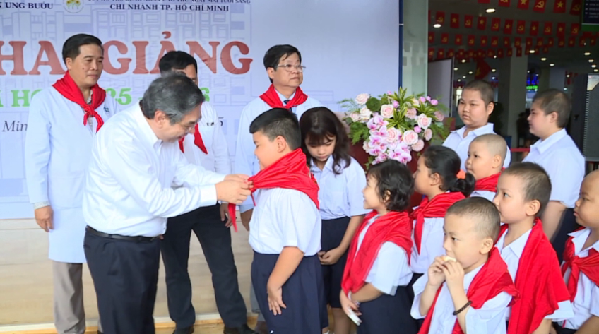 Lễ khai giảng đặc biệt của các bệnh nhi ung thư