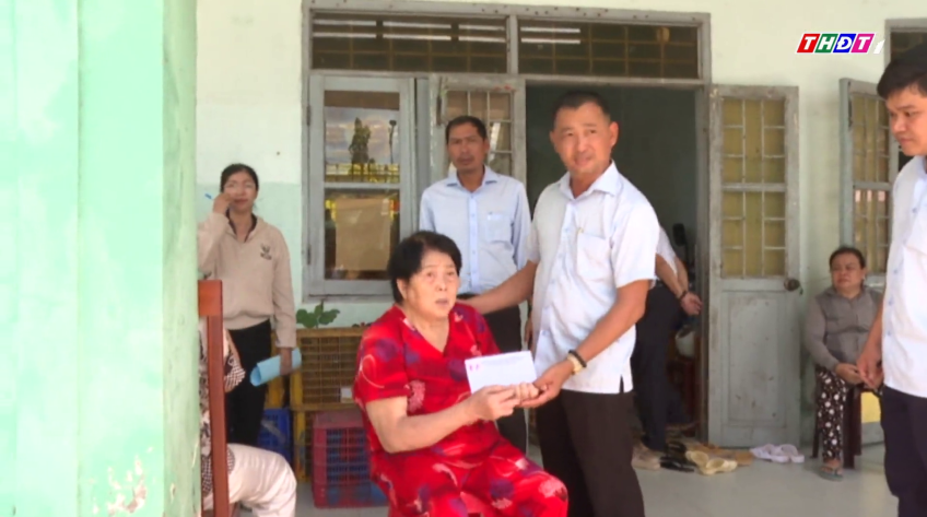 Đồng Tháp trao quà hỗ trợ người dân bị ảnh hưởng bởi sạt lở