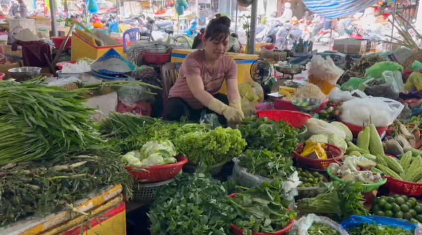 Mưa kéo dài, giá rau màu tăng mạnh