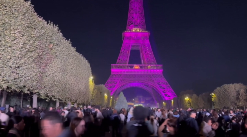 Tháp Eiffel rực rỡ sắc hồng hưởng ứng tháng hành động chống ung thư vú