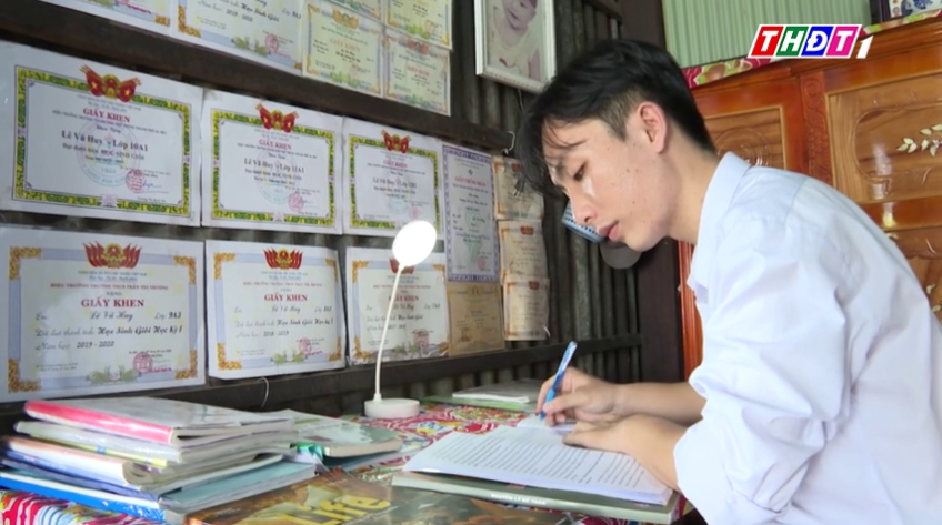 Gương sáng hiếu học - 08/10/2025: Sinh viên Lê Vũ Huy