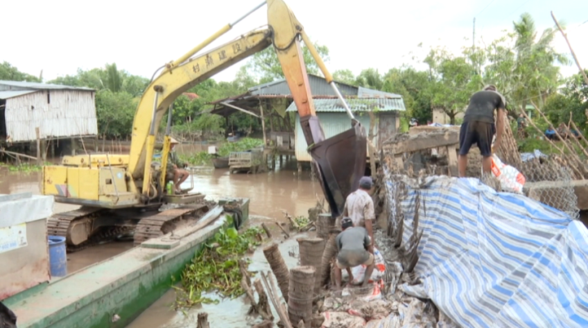 Trắng đêm giữ đập giữa đỉnh triều cường