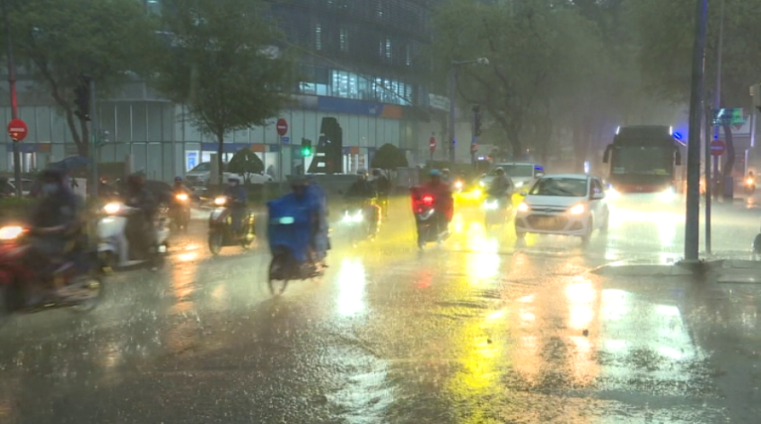 Áp thấp biển Đông áp sát lãnh thổ Việt Nam