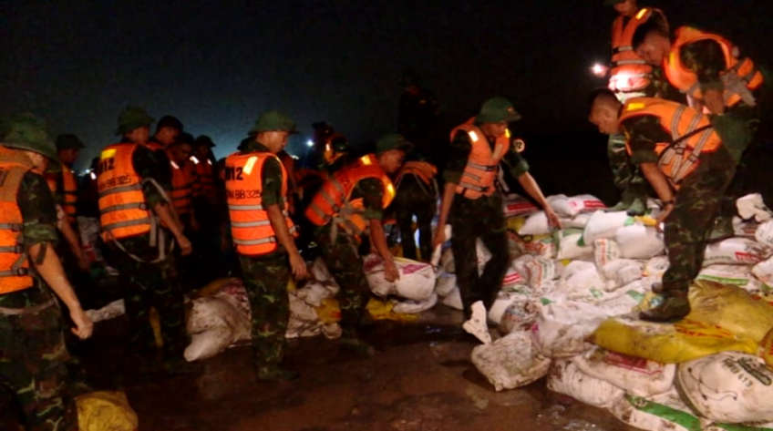 Vẫn còn hơn 7000 ngôi nhà bị ngập do mưa lũ sau bão số 11