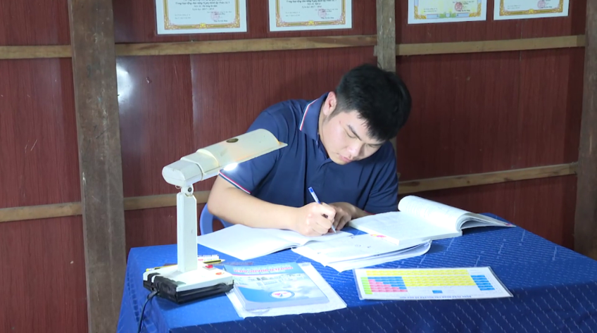 Gương sáng hiếu học - 22/10/2025: Sinh viên Võ Thành Nguyên