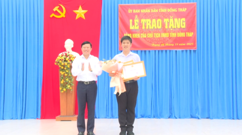 Trao bằng khen của Chủ tịch UBND tỉnh tặng em Nguyễn Nhựt Lam