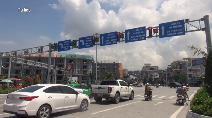 Sử dụng điện thoại khi dừng đèn đỏ có bị phạt?