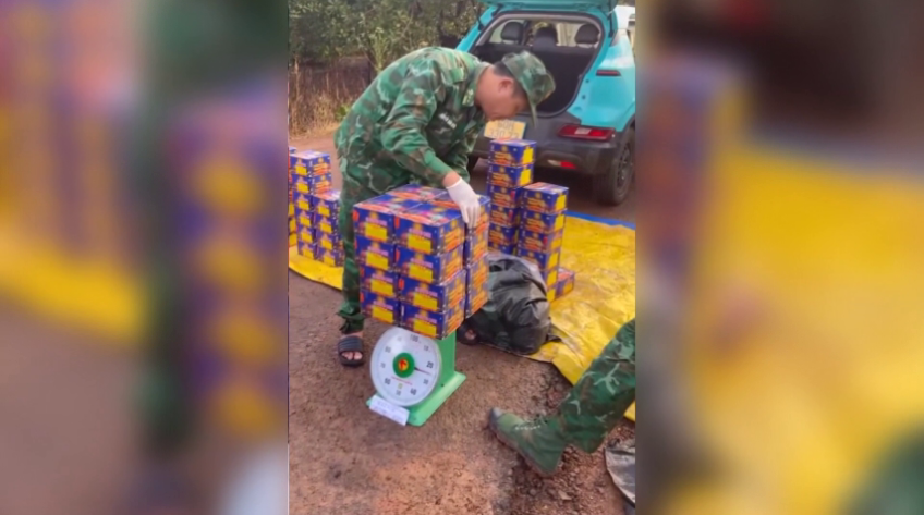 Bắt giữ xe ô tô vận chuyển hơn 100kg pháo lậu