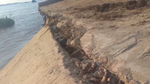 Đồng Tháp: Sạt lở đường dẫn xuống bến đò Long Khánh