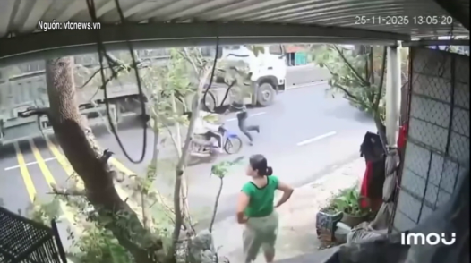 Khoảnh khắc chiến sĩ cảnh sát cứu nữ sinh trước đầu kéo container