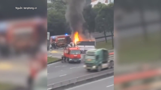 Tài xế lái xe tải đang cháy chạy vào trụ sở PCCC cầu cứu