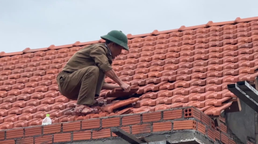 Những mái ngói đầu tiên sau lũ dữ