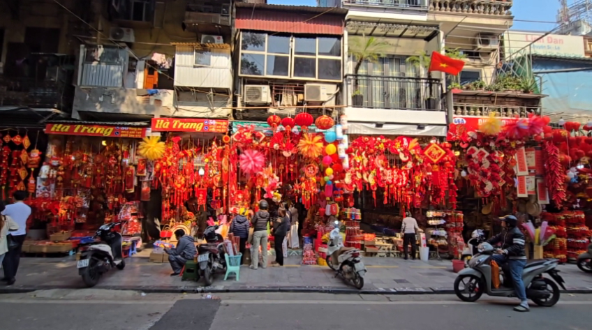 Phố Hàng Mã rực sắc đỏ đón xuân Bính Ngọ
