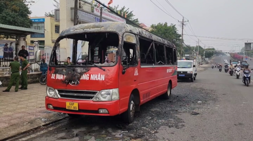 Lửa thiêu rụi xe đưa rước công nhân ở Đồng Nai