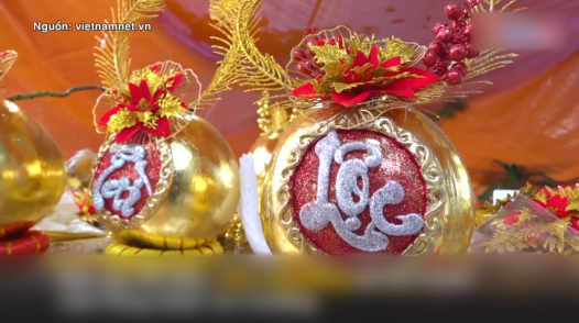 Dừa dát vàng tiền triệu hút khách dịp cận Tết