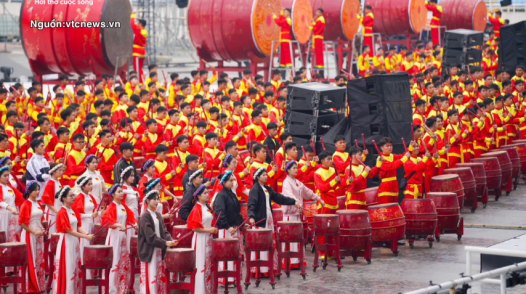 2.500 học viên cảnh sát tổng hợp luyện màn trống mừng Đại hội Đảng