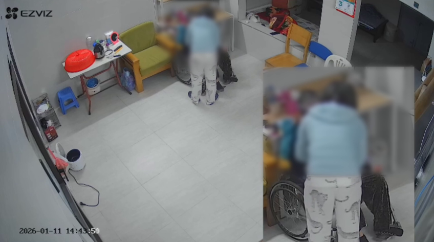Khởi tố, bắt tạm giam giúp việc bạo hành cụ bà 82 tuổi