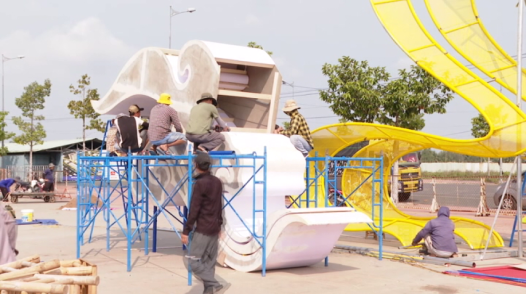 Tất bật thi công tại Quảng trường Hùng Vương