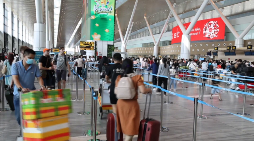 Sân bay Tân Sơn Nhất đón lượng khách kỷ lục hơn 10 năm