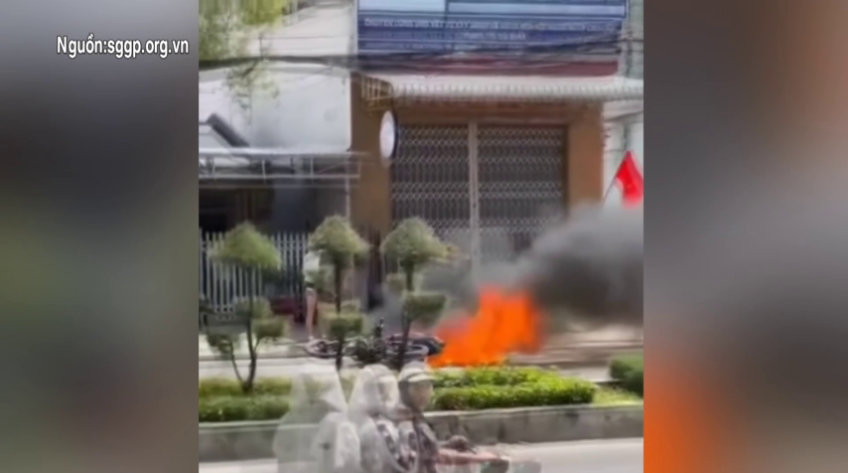 Bắt giữ nam thanh niên đốt xe khi bị kiểm tra