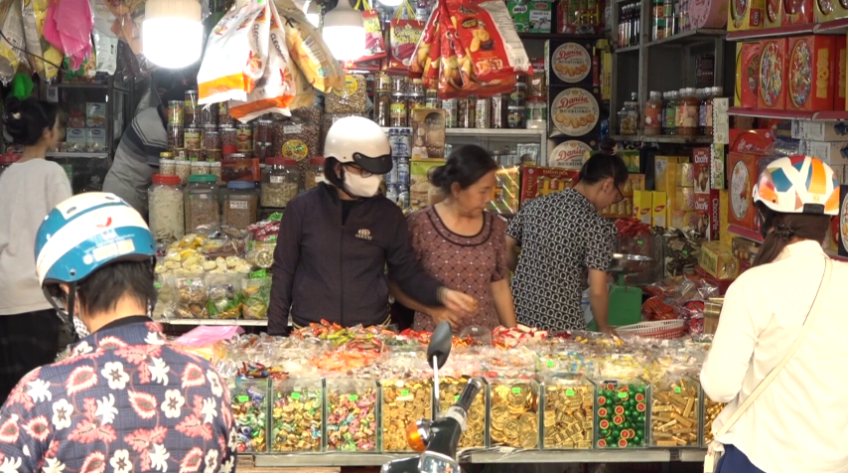 Người dân chi tiêu tiết kiệm trong dịp Tết Nguyên đán