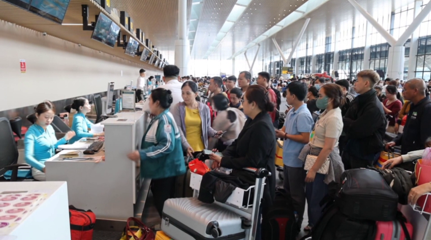 Sau Tết, giá vé máy bay chặng Hà Nội - TP. HCM cao ngất ngưỡng